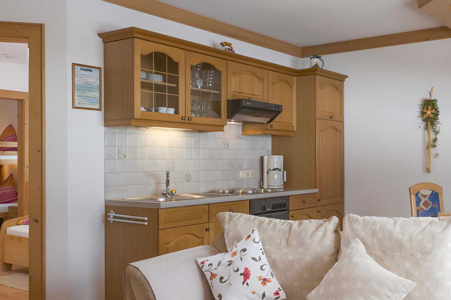 Kleine Küchenzeile mit Sitzbank im Appartementhaus Planer in Schwendt im Kaiserwinkl