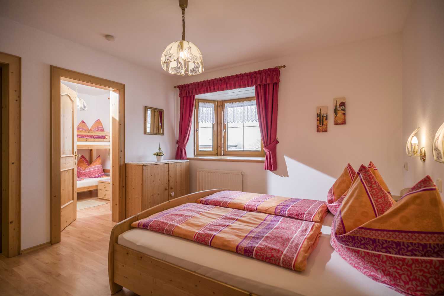 Schlafzimmer im Appartementhaus Planer in Schwendt im Kaiserwinkl mit Doppelbett und Tiroler Einrichtung
