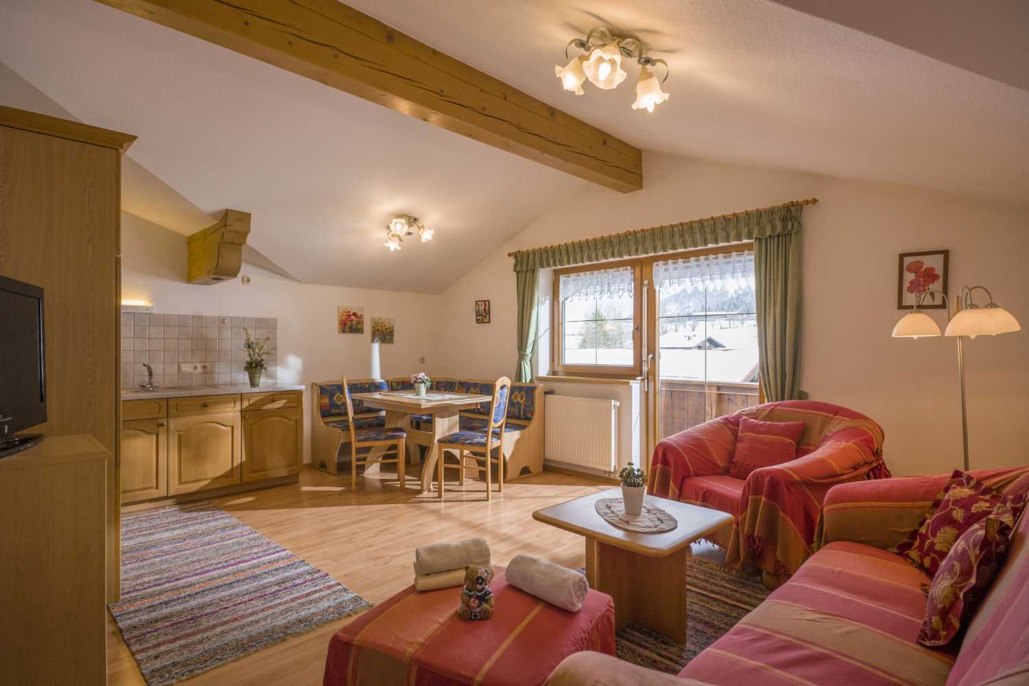 Wohnbereich im Appartementhaus Planer in Schwendt im Kaiserwinkl mit Sofa, Couchtisch und TV