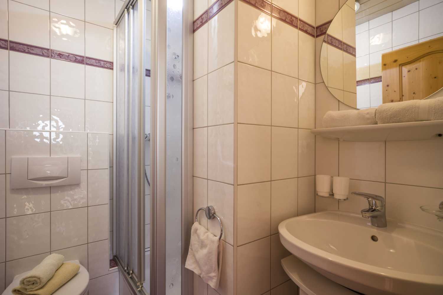 Dusche und Waschbecken im Badezimmer im Appartementhaus Planer in Schwendt im Kaiserwinkl