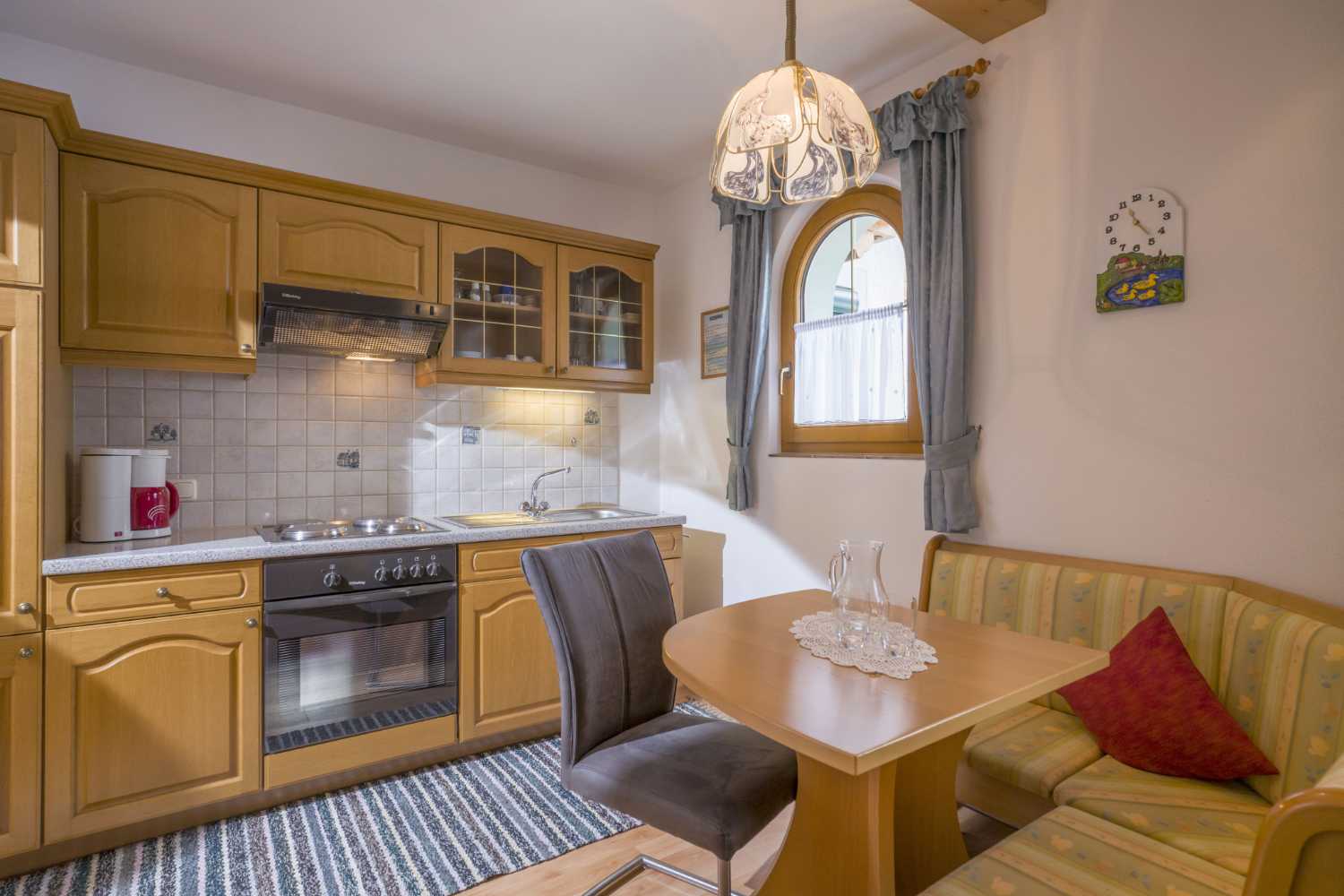 Küche mit Essbereich im Appartementhaus Planer in Schwendt im Kaiserwinkl, Holzfronten und gemütliche Ausstattung