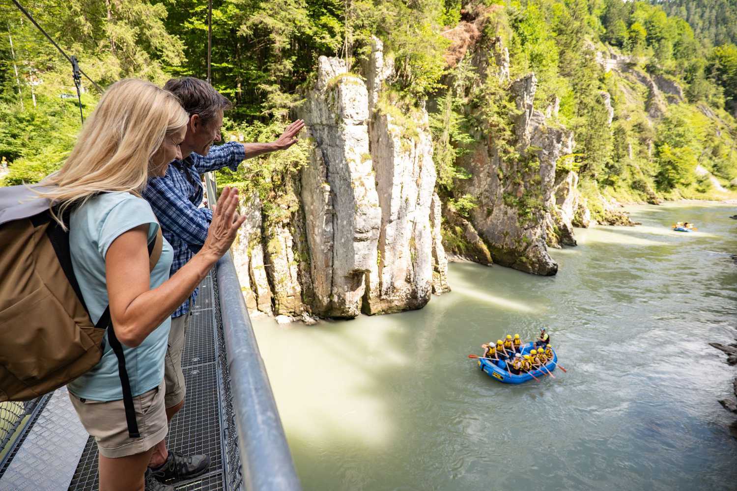Rafting und Kanufahren im Kaiserwinkl in Tirol: Bootstour am Fluss mit Blick von einer Brücke