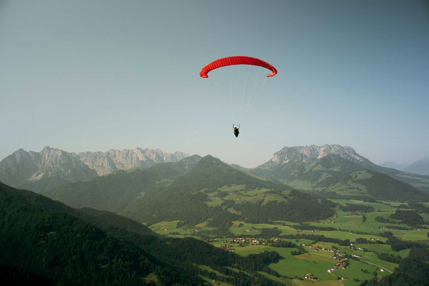 Paragleiten im Kaiserwinkl in Tirol: Flug mit Blick über das Tal und die Berge