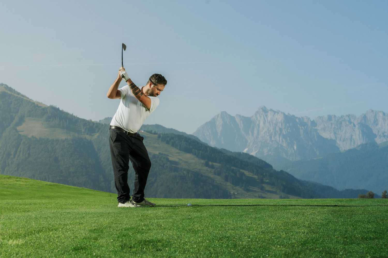 Golf im Kaiserwinkl in Tirol: Abschlag mit Bergpanorama im Hintergrund