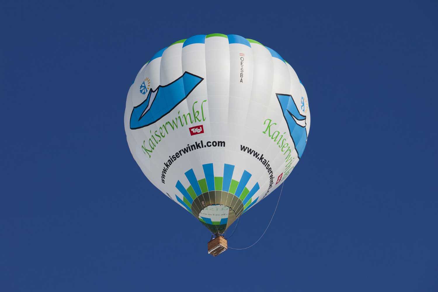 Ballonfahrt im Kaiserwinkl in Tirol: Heißluftballon am Startplatz bei Nacht