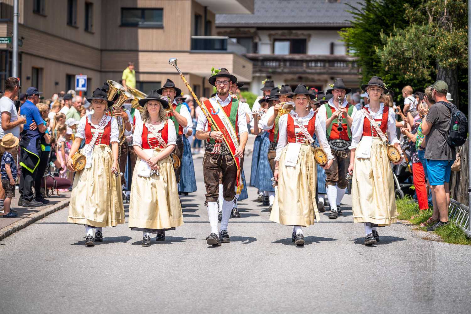 Traditionelles Fest im Kaiserwinkl in Tirol: Trachtenumzug durch den Ort