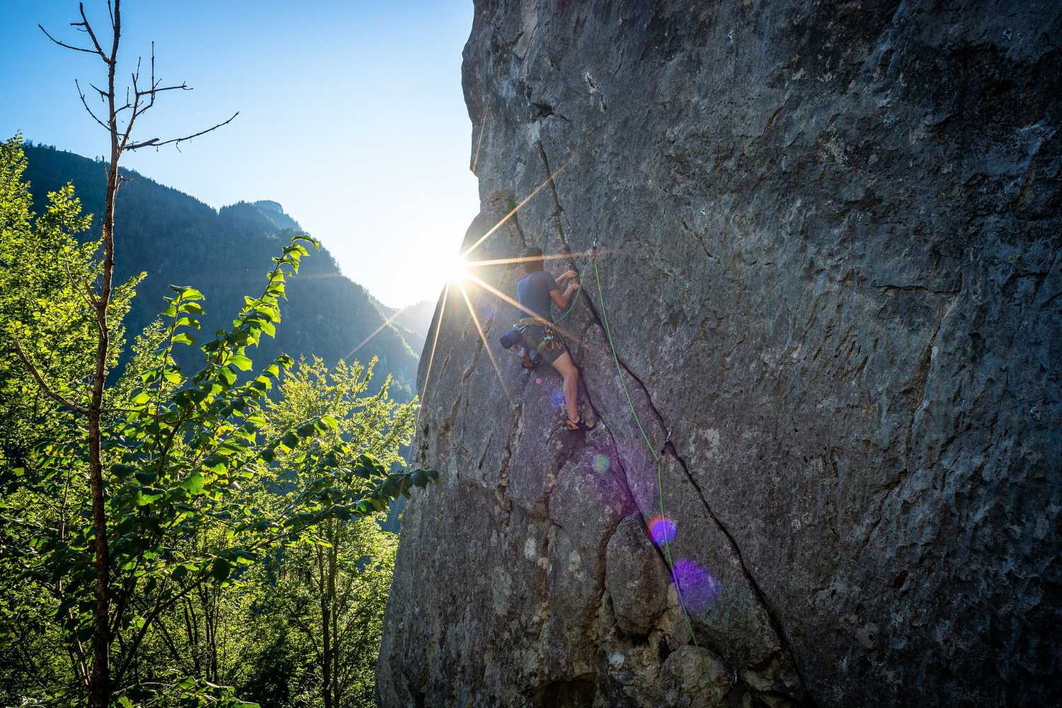 Klettern im Kaiserwinkl in Tirol: Kletterroute am Fels bei Abendlicht