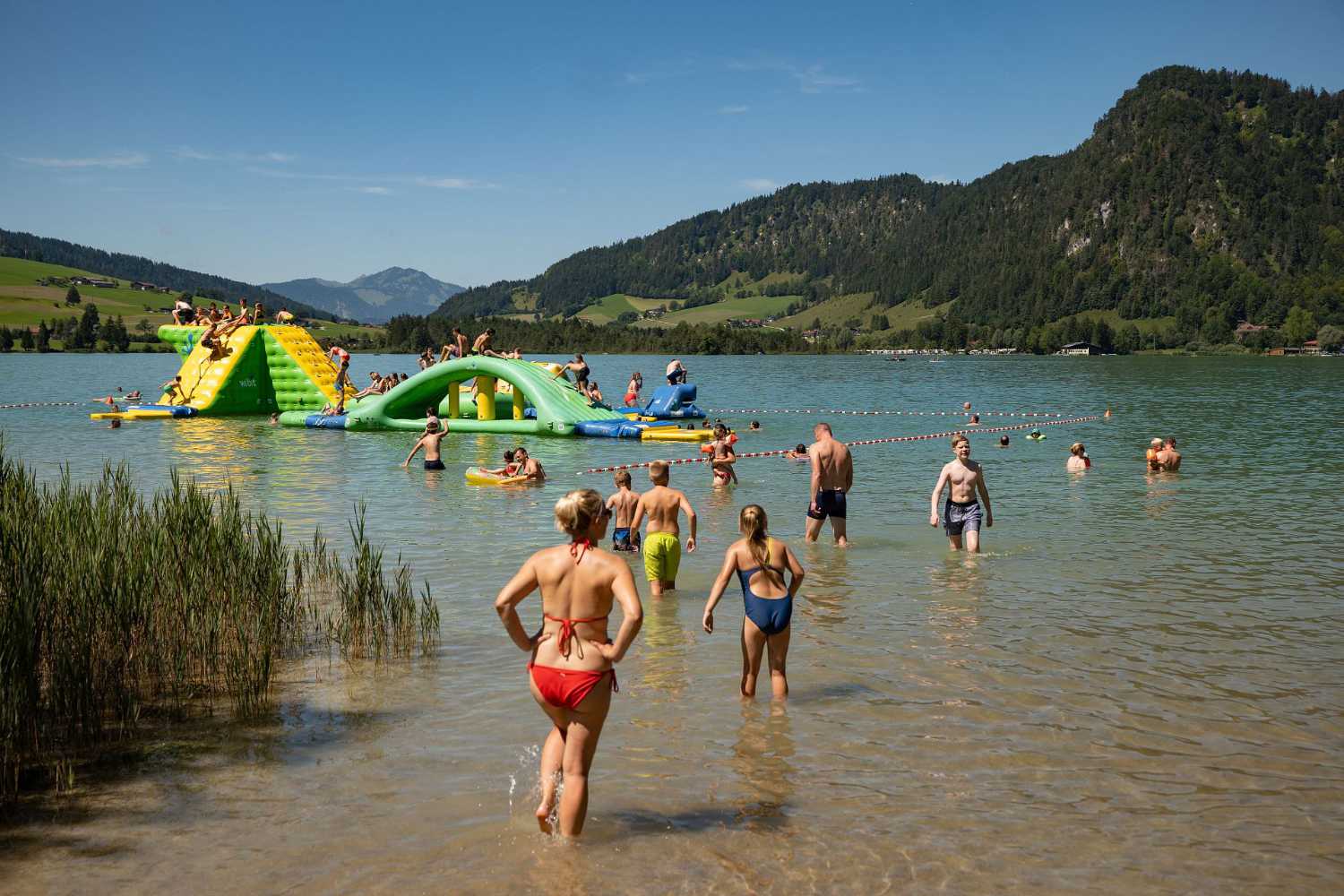 Baden am Walchsee im Kaiserwinkl in Tirol mit Aqua Funpark im Hintergrund