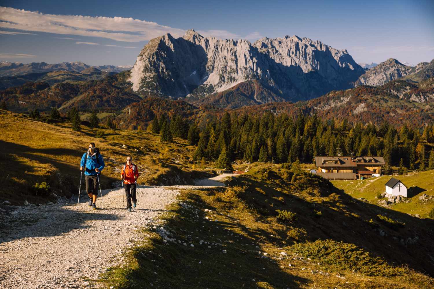 Wandern im Kaiserwinkl: Wanderweg mit Blick auf das Kaisergebirge bei Schwendt
