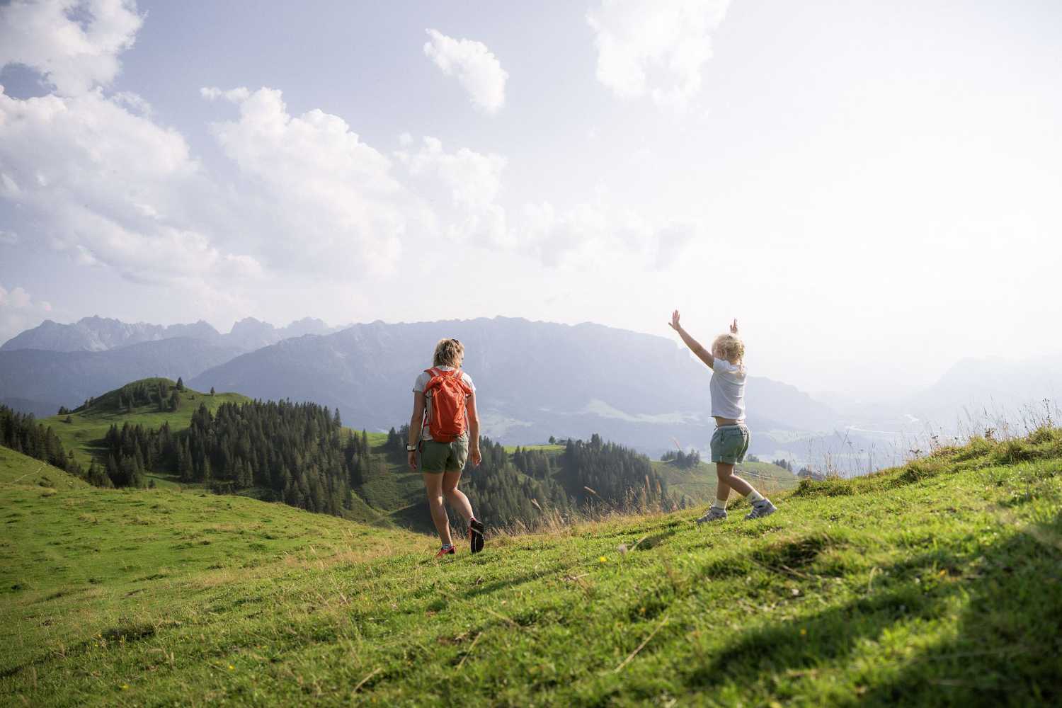 Familienwanderung im Kaiserwinkl: Lama-Trekking mit Kindern nahe Schwendt in Tirol