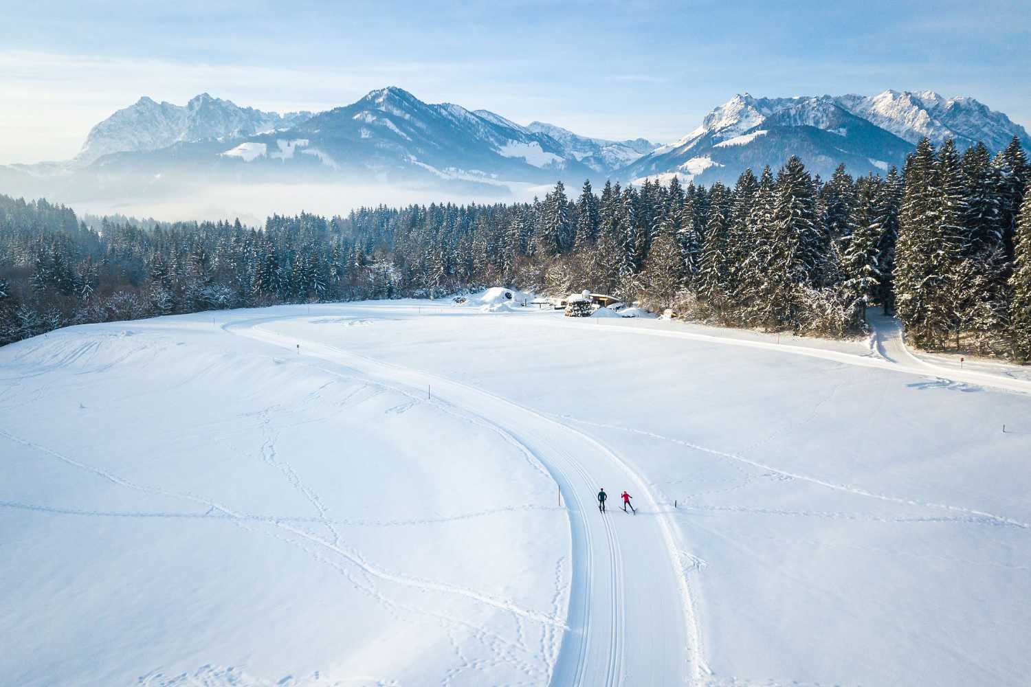 Präparierte Langlaufspur im Kaiserwinkl mit weiten Schneefeldern und Bergpanorama nahe Schwendt